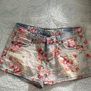 Love culture women shorts in flower print size Large
